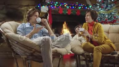 两人一起喝咖啡，在圣诞夜聊天